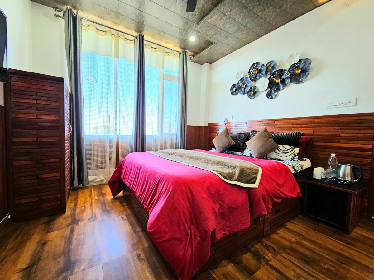 The Tulip Bir Hotel Bagian luar foto