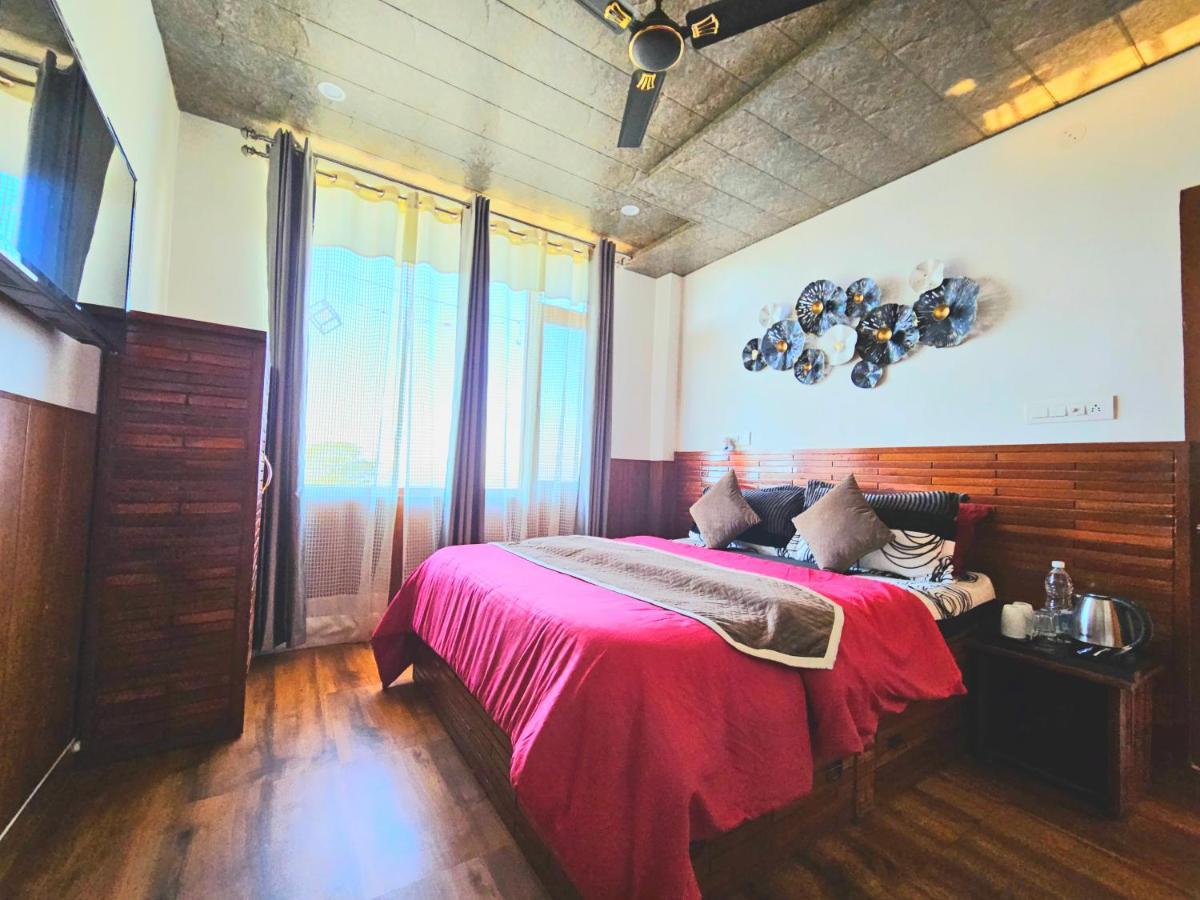 The Tulip Bir Hotel Bagian luar foto