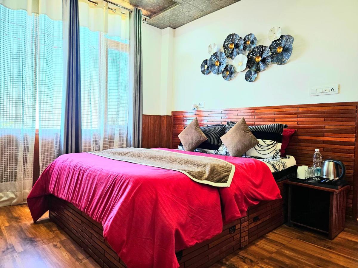 The Tulip Bir Hotel Bagian luar foto