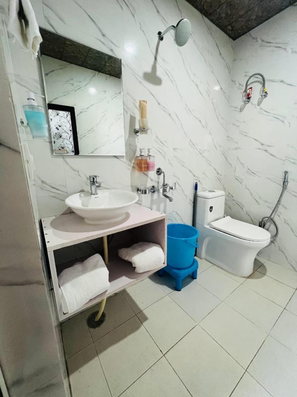 The Tulip Bir Hotel Bagian luar foto