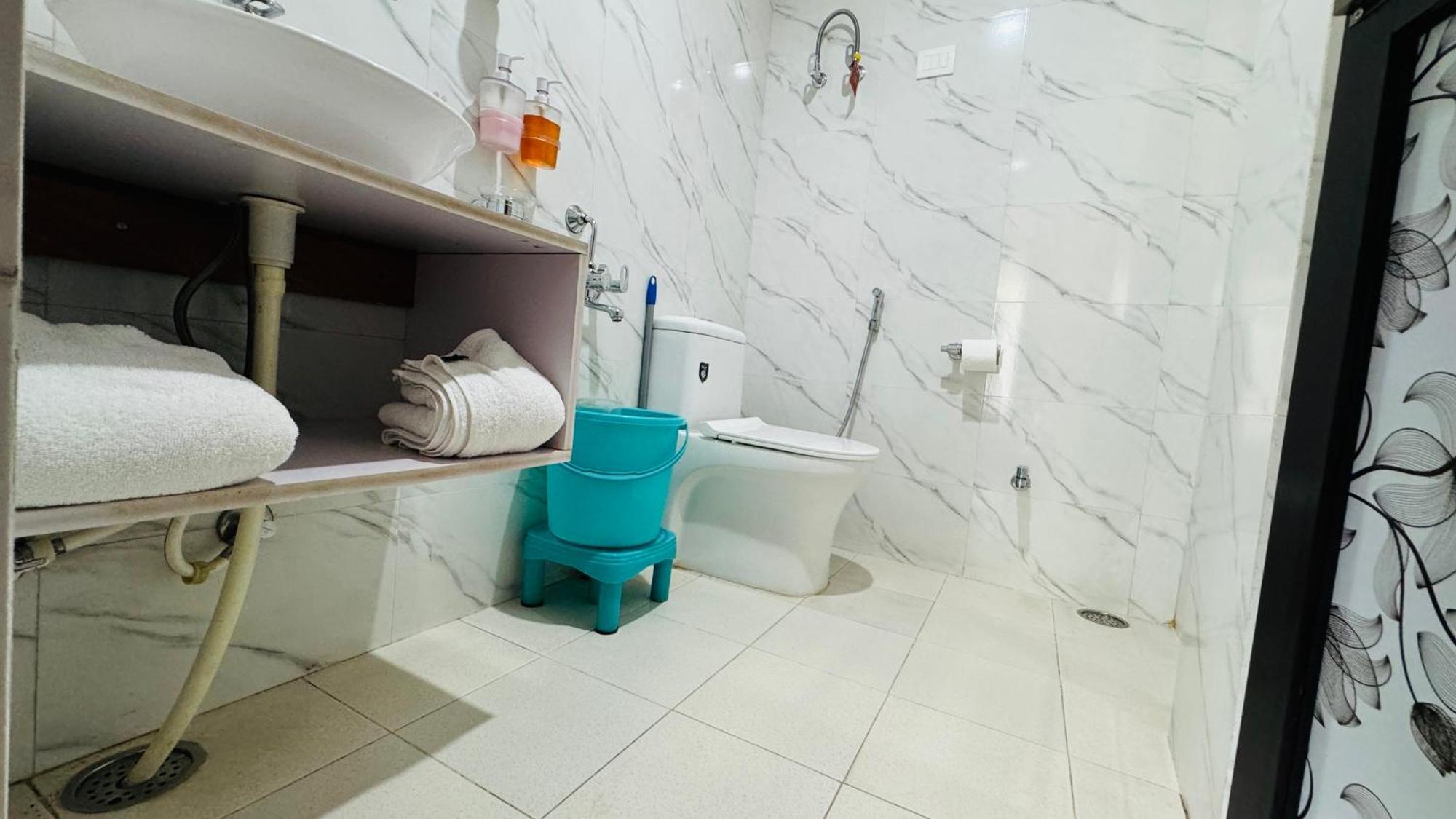 The Tulip Bir Hotel Bagian luar foto